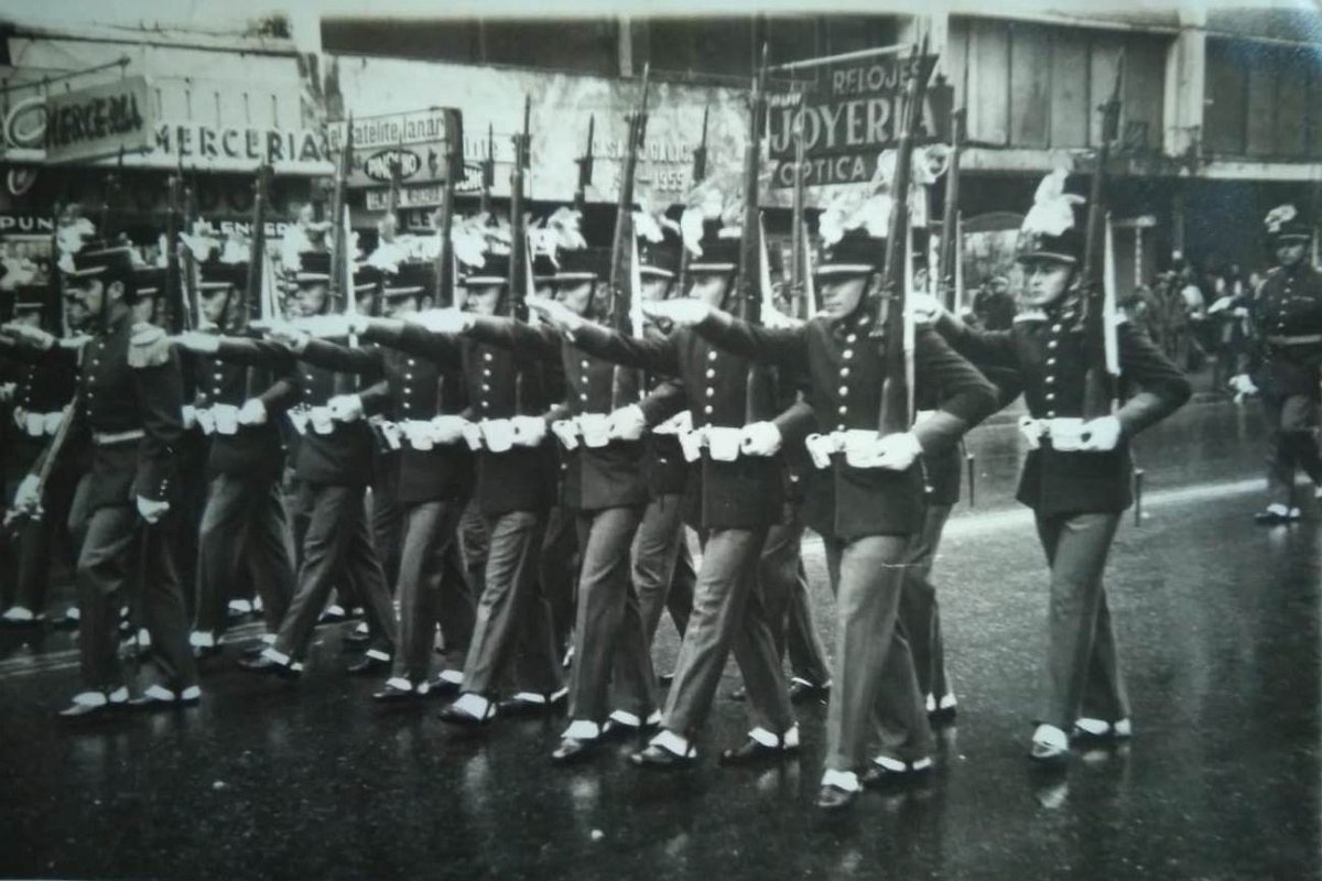 1974 - Foto 17 - Desfile en Av. 18 de Julio