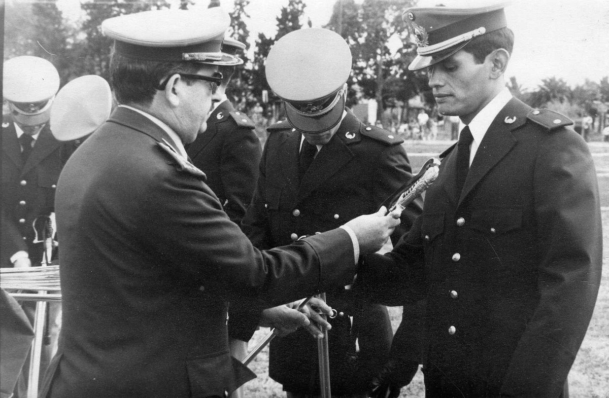 1977 - Foto 10 - Entrega de sables