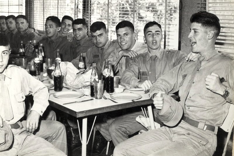 1974 - Foto 06 - Festejo en Comedor de Alumnos