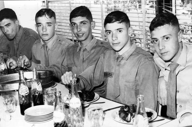 1974 - Foto 07 - Festejo en Comedor de Alumnos