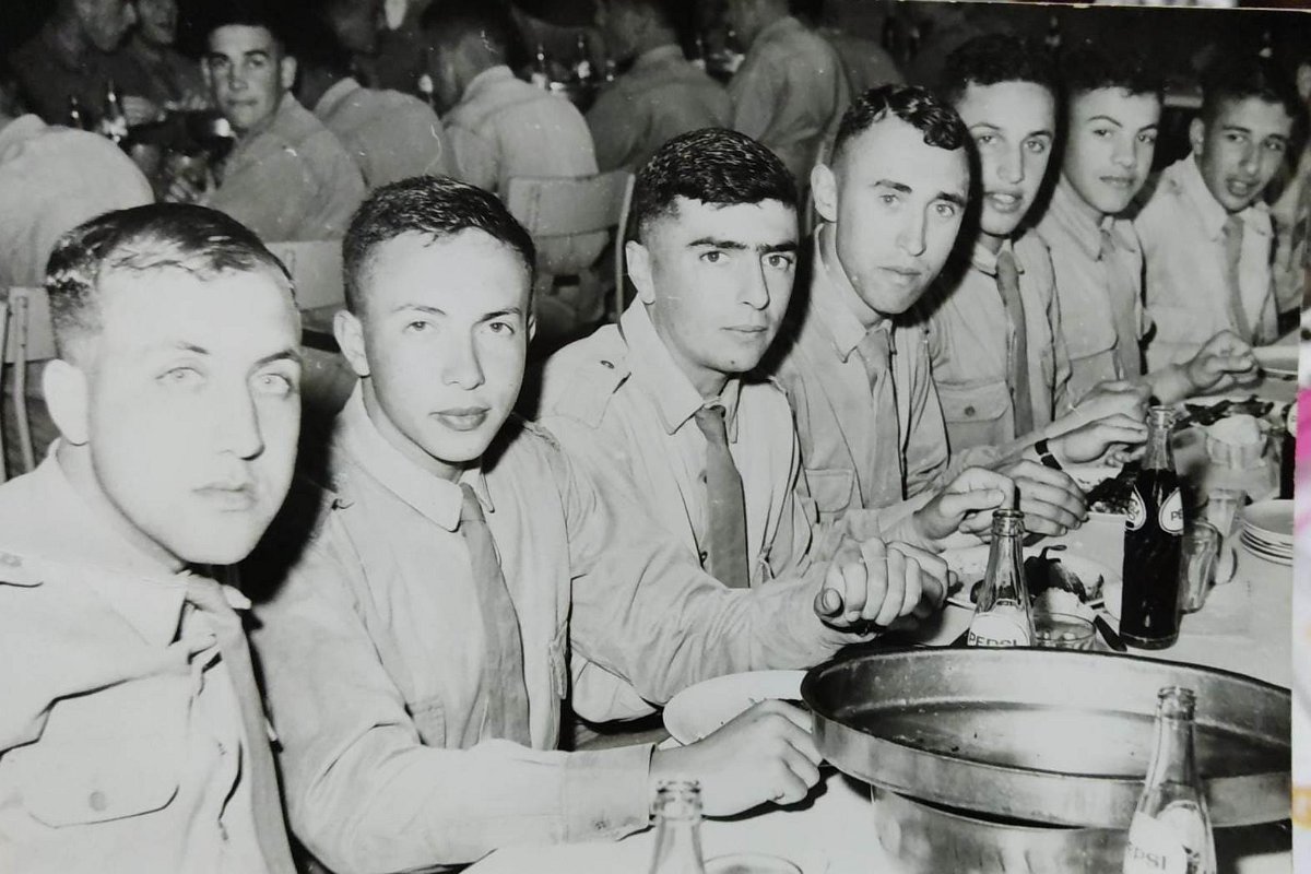 1974 - Foto 08 - Festejo en Comedor de Alumnos