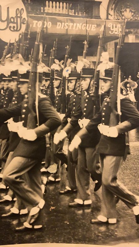 1974 - Foto 16 - Desfile en Av. 18 de Julio