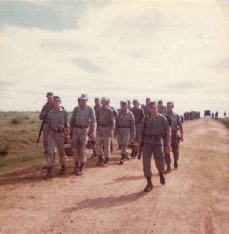 1976 - Foto 06 - Marchando